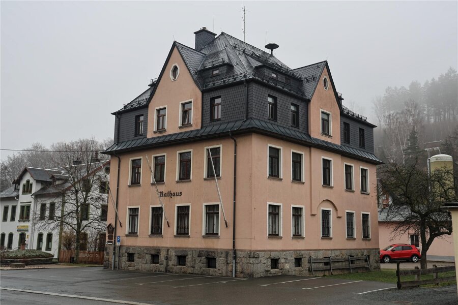 Weiter Hickhack um vermutete Abriss-Pläne für Rathaus im Erzgebirge - Das Gornsdorfer Rathaus ist leergezogen. Heizung und Wasser wurden abgestellt.