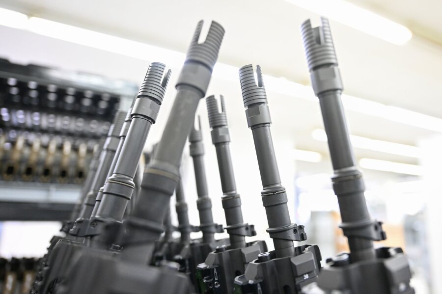 Weiter Machtkampf: Aktionärstreff von H&K endet abrupt - In einer Produktionshalle des Waffenherstellers Heckler & Koch in Oberndorf stehen fertige Sturmgewehre vom Typ HK416 aufgereiht.