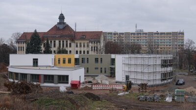 Weitere 800.000 Euro für Bau der Sprachheilschule nötig - Der Neubau der "Anne Frank"-Schule ist ein architektonischer Hingucker. Allerdings wird das Schulhaus insgesamt fast zwei Millionen Euro teurer als geplant. Im September 2022 soll der Bau fertig sein. 