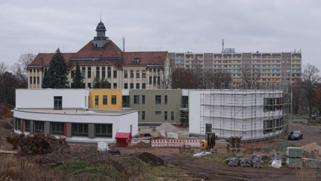 Der Neubau der "Anne Frank"-Schule ist ein architektonischer Hingucker. Allerdings wird das Schulhaus insgesamt fast zwei Millionen Euro teurer als geplant. Im September 2022 soll der Bau fertig sein. 