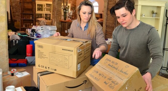 Weitere Aktion für Ukraine - Hilfspakete für die Ukraine: Nancy Uhlig und ihr Sohn Stan packen in Lichtenwalde mehrsprachig beschriftete Kartons zusammen. 