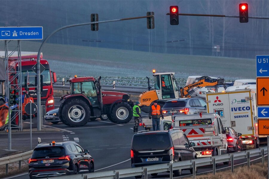 Weitere Bauernproteste im Landkreis Zwickau: Entscheidung am Donnerstagabend - Am vergangenen Donnerstag hatte an der Anschlussstelle Hohenstein-Ernstthal der A 4 diese Sperrung gegeben.
