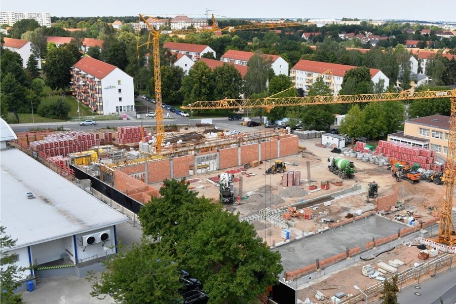 Die Großbaustelle des neuen Edeka-Marktes auf dem Freiberger Unicent-Gelände: Das Unternehmen geht von der Fertigstellung des Marktes noch dieses Jahr aus. 