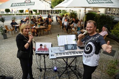 Weitere Freiluftkonzerte bis Ende des Monats in Bad Elster - Das Honeymoon Duo spielt am 12. September ein Freiluftkonzert am Theaterplatz.