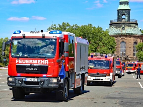 Zwei Löschzüge mit zehn Fahrzeugen sind Sonntagmittag vom Platz der Völkerfreundschaft aus in die Sächsische Schweiz gestartet, um bei der Bekämpfung der Waldbrände zu helfen. 