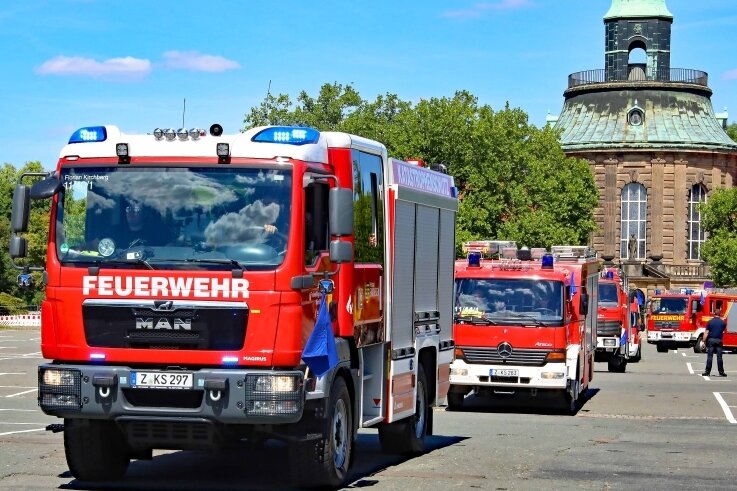 Zwei Löschzüge mit zehn Fahrzeugen sind Sonntagmittag vom Platz der Völkerfreundschaft aus in die Sächsische Schweiz gestartet, um bei der Bekämpfung der Waldbrände zu helfen. 