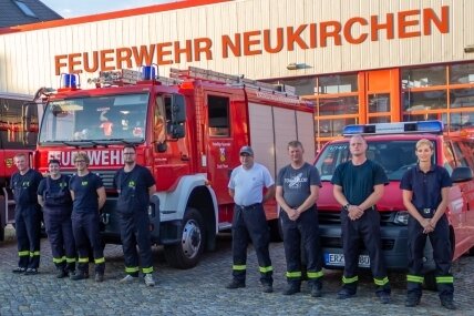 Diese Katastrophenschützer aus dem Erzgebirge sind noch am Mittwochabend nach Bad Schandau ausgerückt. Von rechts: Feuerwehr Neukirchen, Thum und Ehrenfriedersdorf. 