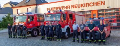Weitere Katastrophenschützer folgen Hilferuf - Diese Katastrophenschützer aus dem Erzgebirge sind noch am Mittwochabend nach Bad Schandau ausgerückt. Von rechts: Feuerwehren Neukirchen, Thum und Ehrenfriedersdorf. 