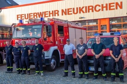 Weitere Katastrophenschützer folgen Hilferuf - Diese Katastrophenschützer aus dem Erzgebirge sind noch am Mittwochabend nach Bad Schandau ausgerückt. Von rechts: Feuerwehren Neukirchen, Thum und Ehrenfriedersdorf. 