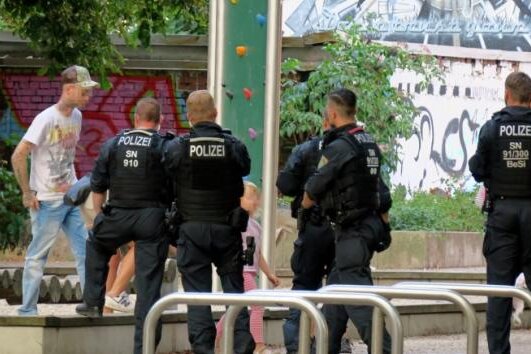 Weitere Komplexkontrolle in der Innenstadt - Sogenannte Komplexkontrollen mit bis zu 100 Polizisten finden regelmäßig in Chemnitz statt. Seit einiger Zeit steht dabei auch der Sonnenberg im Fokus.
