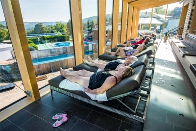 Weitere Millionen-Investition in erzgebirgisches Bad: Ruhehaus mit Panoramablick eröffnet - Die Frauen vom Kneipp-Verein Bad Schlema genießen es, im Ruhen die schöne Aussicht zu genießen.