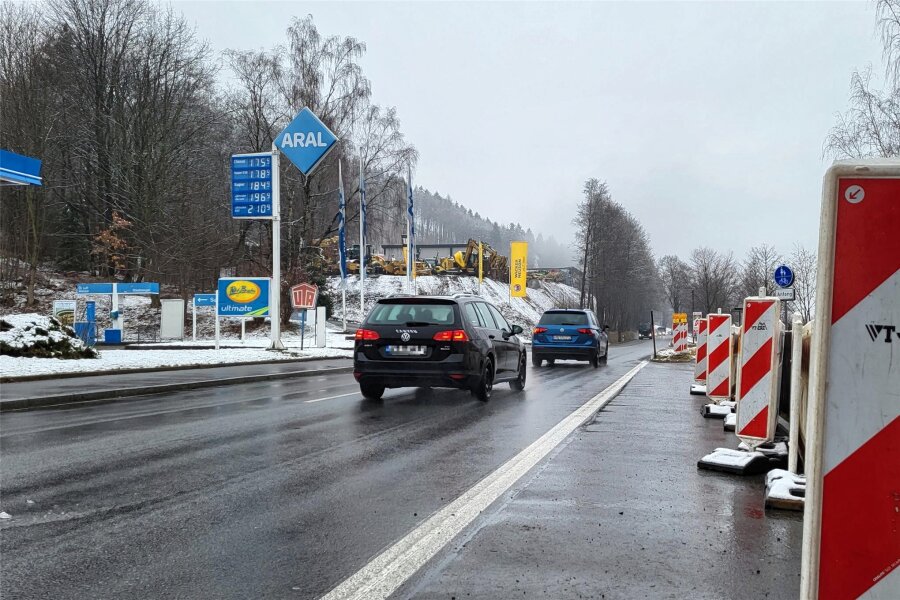 Weitere Verkehrseinschränkung im Erzgebirge: Bundesstraße 101 bei Schwarzenberg halbseitig dicht - Zwischen Tankstellenausfahrt und Zufahrt zum Gewerbegebiet Grünstädtel wird die B 101 ab Montag halbseitig gesperrt.