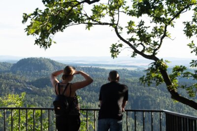 Weitere Wege in Sächsischer Schweiz freigeräumt - Touristen im Nationalpark Sächsische Schweiz auf dem Basteifelsen.