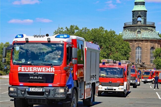Zwei Löschzüge mit zehn Fahrzeugen sind Sonntagmittag vom Platz der Völkerfreundschaft aus in die Sächsische Schweiz gestartet, um bei der Bekämpfung der Waldbrände zu helfen. Foto: Thomas Michel
