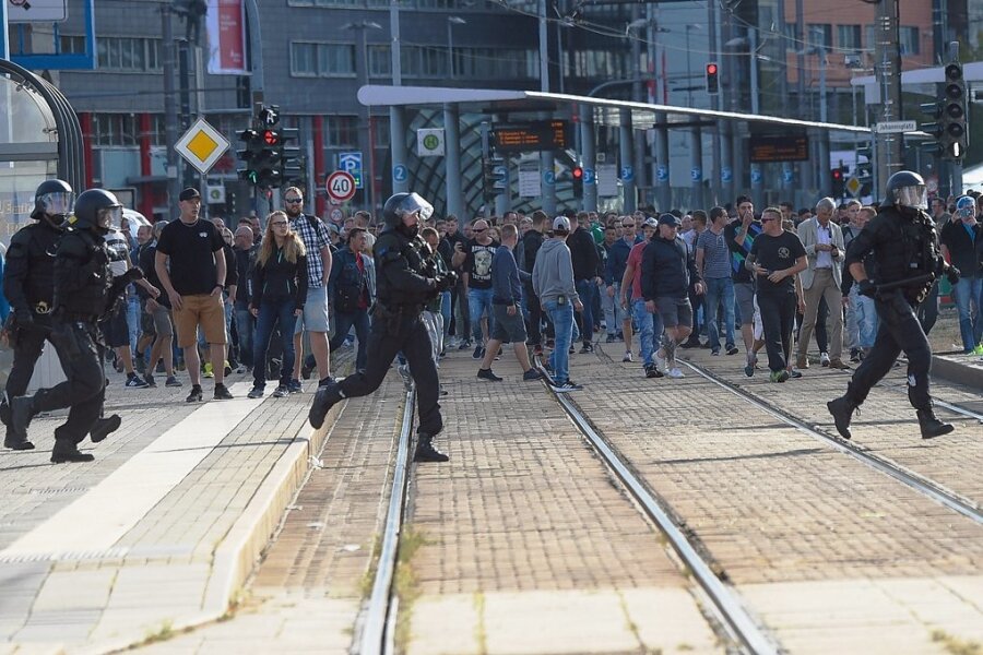 In Hooligan-Manier waren am Abend des 26. August 2018 mehrere Hundert Menschen durch die Innenstadt gezogen. Sie skandierten "Das ist unsere Stadt" und "Wir sind das Volk". In der Nacht zuvor war ein junger Chemnitzer in der Innenstadt im Streit erstochen worden. 