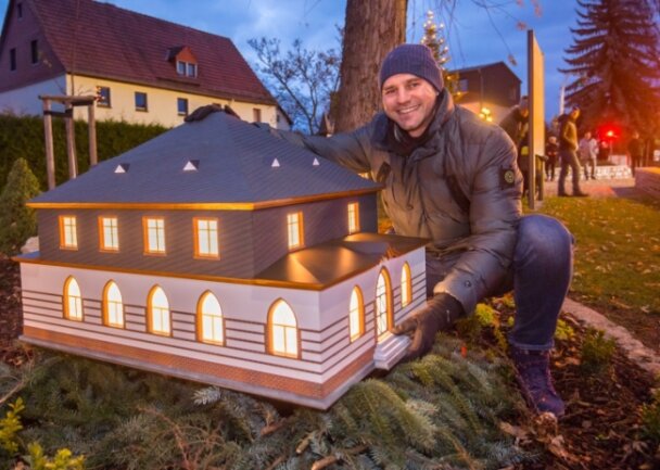 Das fünfte Lichterhaus im Neukirchener Minidorf steht. Bürgermeister Sascha Thamm hat es aufgestellt. 