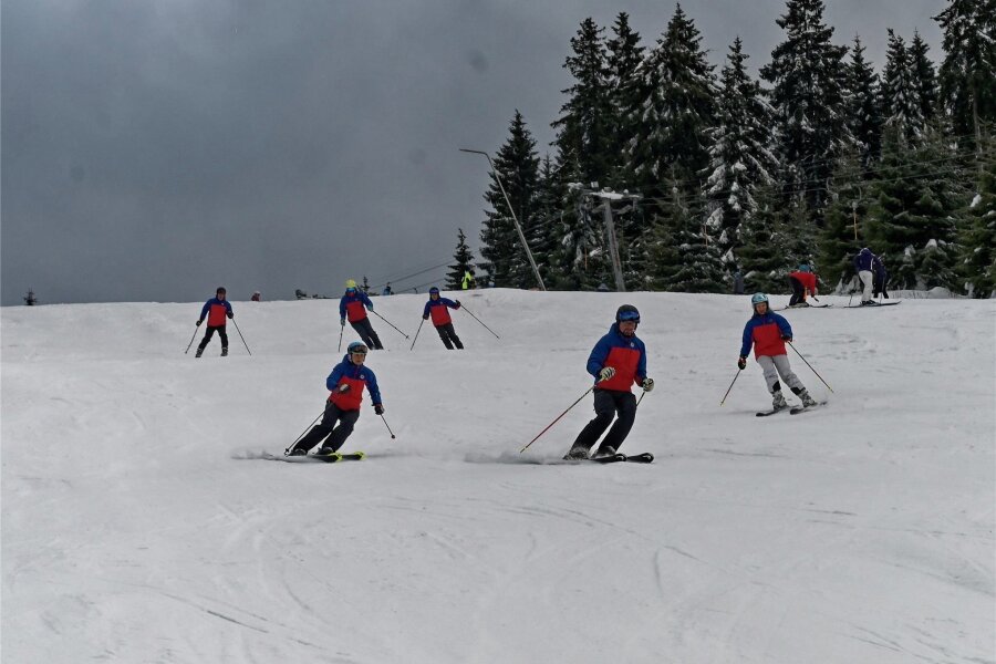 Weiterer Skilift im Erzgebirge geht in Betrieb: Am Hirschkopf in Carlsfeld geht es am Wochenende los - Skifahrer können jetzt auch wieder am Hirschkopf in Carlsfeld den Hang hinabwedeln. Foto: Ralf Wendland