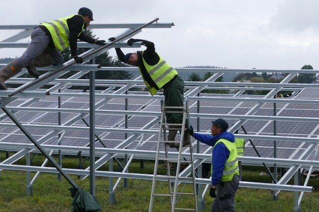 Weiterer Solarpark soll gebaut werden - In zwei Wochen wurden 2019 im Gornauer Gewerbegebiet 5841 Module installiert. 