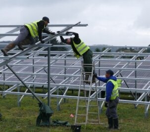 Weiterer Solarpark soll in Grünhainichen entstehen - In zwei Wochen wurden 2019 im Gornauer Gewerbegebiet 5841 Module installiert. 