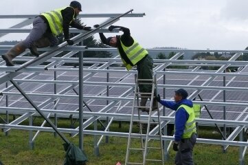 Weiterer Solarpark soll in Grünhainichen entstehen - In zwei Wochen wurden 2019 im Gornauer Gewerbegebiet 5841 Module installiert. 