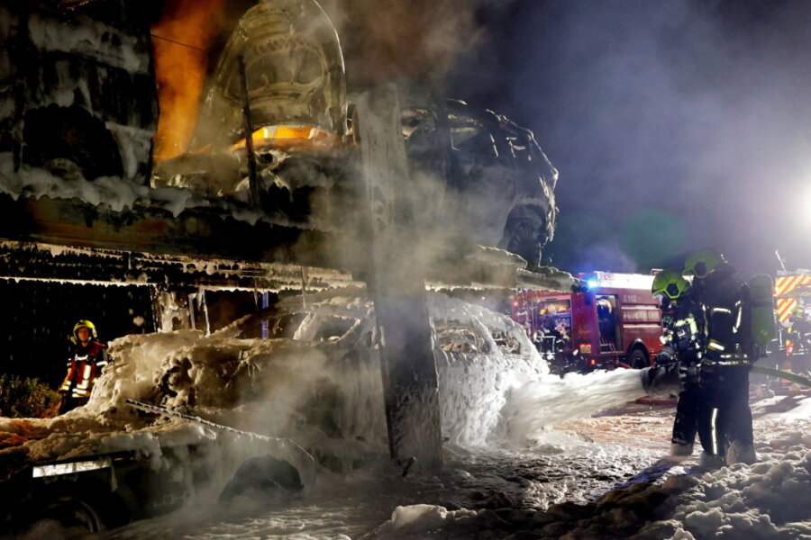 Weiteres Feuer in der Nacht in Chemnitz: Autotransporter brennt - Im Laufe des Freitags wird ein Brandursachenermittler den Anhänger untersuchen.