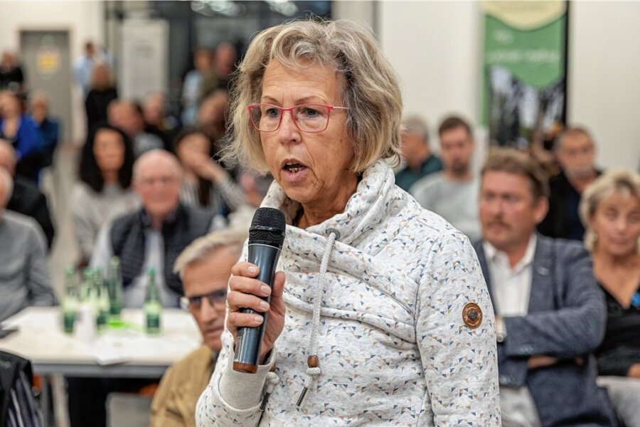 Volles Haus beim Bürgerforum "Landrat direkt" in der Schlossarena Auerbach. So wie Marlies Prochaska aus Rodewisch sprachen mehrere Bürger ihre Probleme mit der Abfallentsorgung im Vogtlandkreis an.