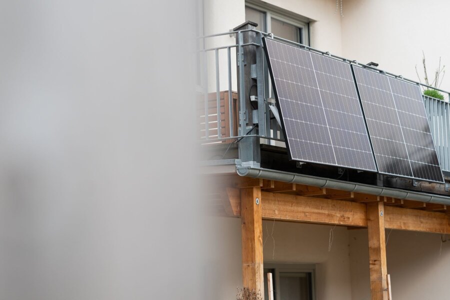 Welche Einsparung bringt ein Balkonkraftwerk? - Eine Balkonsolaranlage hängt an einem Wohnhaus. Mit der richtigen Ausrichtung kann man kräftig Stromkosten einsparen.