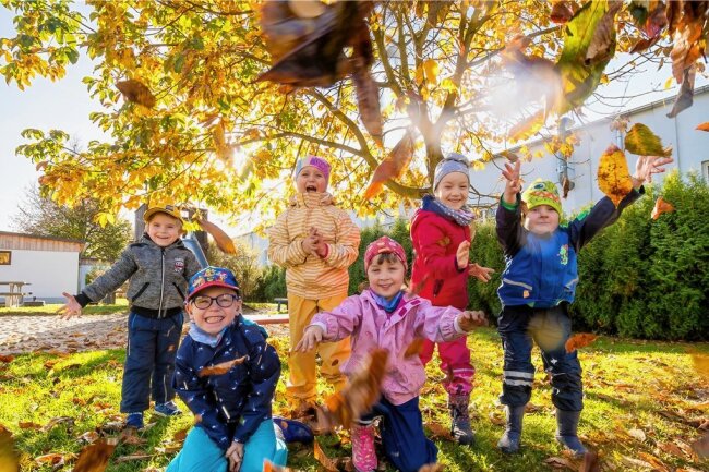 Welche Farben die Blätter im Herbst im Erzgebirge annehmen - Kinder der Olbernhauer Kindertagesstätte "Schwalbennest" freuen sich über die bunten Blätter. Welche Farbe das Laub annimmt, hängt unter anderem von der Feuchtigkeit und der Temperatur ab. 