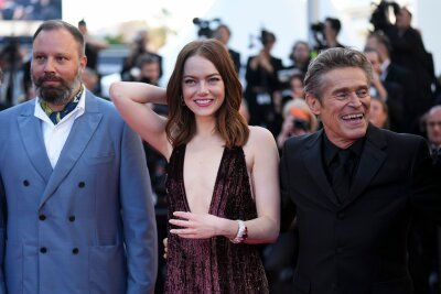 Welche Filmrolle Emma Stone nicht loslässt - Regisseur Yorgos Lanthimos (l-r) mit  Emma Stone und Willem Dafoe in Cannes.