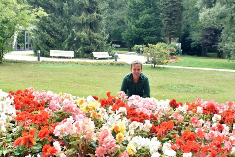 Welche Geheimnisse der Kurpark von Bad Brambach birgt - Der Kurpark in Bad Brambach ist ein gern besuchter Ort. Die Bepflanzungen sind auf die Jahreszeit abgestimmt. Dafür sorgt auch Elke Sternitzky, Gartenbaumeisterin der Sächsischen Staatsbäder GmbH. 