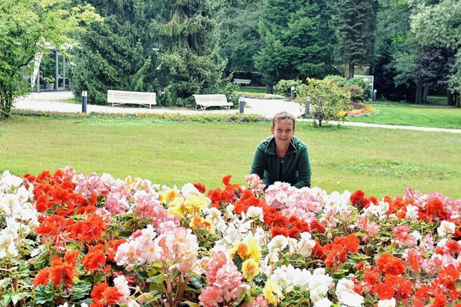 Der Kurpark in Bad Brambach ist ein gern besuchter Ort. Die Bepflanzungen sind auf die Jahreszeit abgestimmt. Dafür sorgt auch Elke Sternitzky, Gartenbaumeisterin der Sächsischen Staatsbäder GmbH.