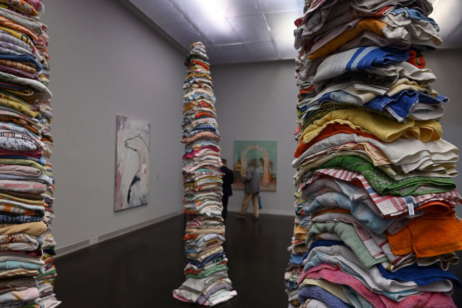 Welche Kunst dem Freistaat etwas wert ist - Die Handtuchtürme der textilen Skulptur "Towers" von Angelina Seibert beziehen sich auf jahrhundertelangen Frauenalltag.  