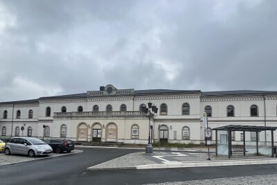 Welche Pläne hat ein Dresdener für den Bahnhof Crimmitschau? - Im Obergeschoss sowie im Dach des denkmalgeschützten Crimmitschauer Bahnhofes sollen insgesamt neun Wohnungen entstehen. Der Investor hat dafür die Baugenehmigung bei der Stadt eingereicht.