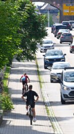 Welche Radwege in Burgstädt dringend gebraucht werden - Auto reiht sich auf der Mittweidaer Straße in Burgstädt an Auto. Radfahrer weichen deshalb auf den Fußweg aus. Ein Radweg könnte Abhilfe schaffen, ist aber bisher nicht geplant. 