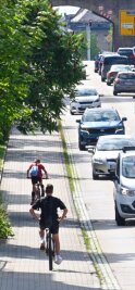 Welche Radwege in Burgstädt dringend gebraucht werden - Auto reiht sich auf der Mittweidaer Straße in Burgstädt an Auto. Radfahrer weichen deshalb auf den Fußweg aus. Ein Radweg könnte Abhilfe schaffen, ist aber bisher nicht geplant. 