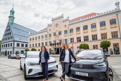 Welche Rolle spielt das Auto künftig in Zwickau? VW und Stadt äußern sich - Karen Kutzner (links) und Constance Arndt fahren beide einen ID.4 von VW. Die elektrisch angetriebenen SUVs durften für das Foto ausnahmsweise mittig auf dem Hauptmarkt parken. 