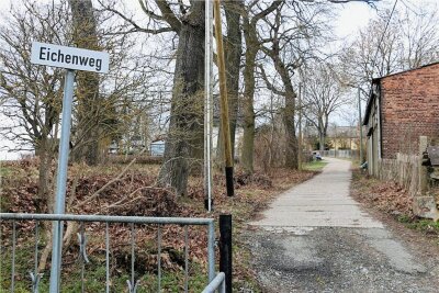 Welche Straßen die Gemeinde Weischlitz in diesem Jahr sanieren will - Die Einfahrt zum Reuther Eichenweg ist desolat und soll deshalb in Ordnung gebracht werden.