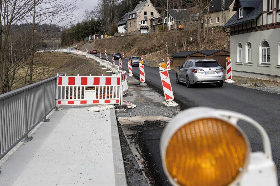 Welche Straßen im Erzgebirge 2024 gebaut werden - Seit diesen Montag ist die S 266 zwischen Cranzahl und Neudorf wieder voll gesperrt. Die Arbeiten sollen voraussichtlich Ende August abgeschlossen werden.