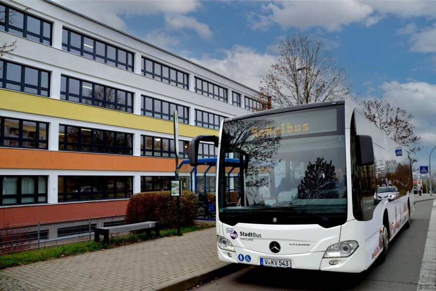 Welche Tickets vogtländische Schüler während der Ferien in Sachsen nutzen können - Den Schulbus können Lernende aus dem Vogtland in den Ferien mit anderen Bussen sowie Bahnen zum Verreisen tauschen.