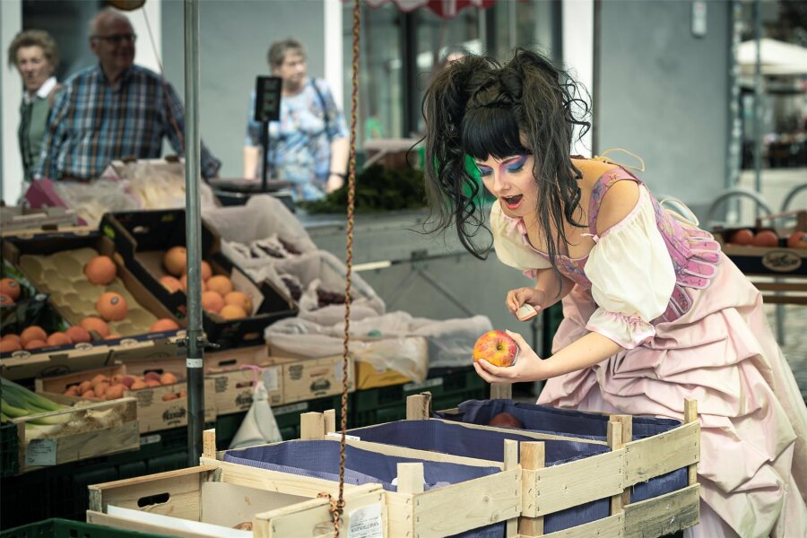 Welche Überraschungen das Sommer-Musical „Snow White and Me“ in Plauen bietet - Sopranistin Elisabeth Birgmeier sucht im Schneewittchen-Kostüm Äpfel aus.