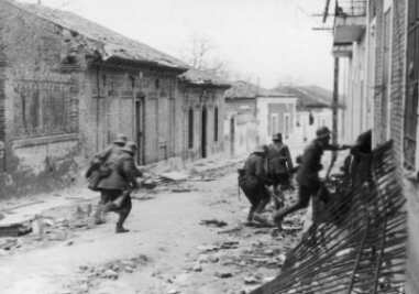 Welche vier Kolonnen gehen der "Fünften Kolonne" voraus? - Unterstützt von gleichgesinnten Madrilenen: Soldaten der nationalistischen Franco-Truppen im Spanischen Bürgerkrieg bei Eroberung Madrids im März 1937. 