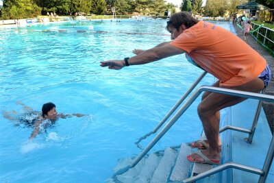 Welchen Wunsch sich eine Thailänderin in einem Auerbacher Schwimmbad erfüllt - 50 Meter sicher schwimmen können muss man bei Schwimmmeister Ralf Voigtländer. Diese Devise gilt für Vorschulkinder als auch Erwachsene wie Latda Kollmann. Die Thailändern beweist Mut, will mit 54 noch das Schwimmen lernen.