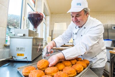 Welcher Bäcker backt im Erzgebirge den besten Pfannkuchen? - Heiko Schmidt, der in Gornsdorf die Bäckerei und Konditorei Schmidt betreibt und Obermeister der Bäckerinnung Erzgebirge ist, verrät, was einen guten Pfannkuchen ausmacht.