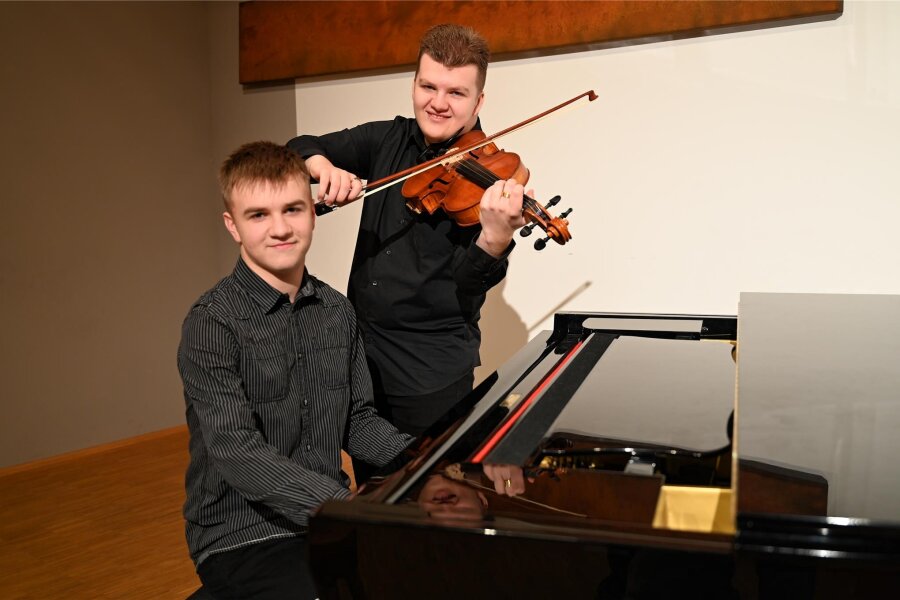 Welches Geschenk zwei Brüder ihrer Heimatstadt Rodewisch machen - Nils (vorn) und Vincent Blechschmidt haben am Samstag ihre Premiere als junge Komponisten.