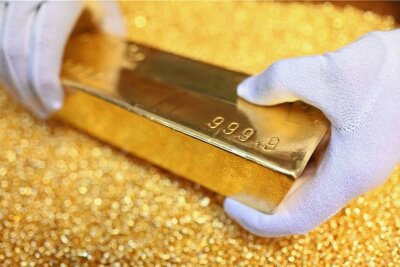 Welle an Schockanrufen in Sachsen: Betrüger ergaunert sich Gold für 262.000 Euro - Die Polizei fahndet jetzt nach einem Betrüger, der einen Mann aus Bautzen auch um einen ein Kilo schweren Goldbarren gebracht hat. 