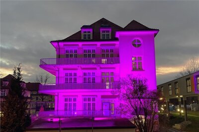 Welt-Frühgeborenen-Tag: Ein Licht für die Kleinsten der Kleinen - "Purple for Preemis" ("Purpur für Frühchen"): Haus G des Klinikums an der Flemmingstraße. 