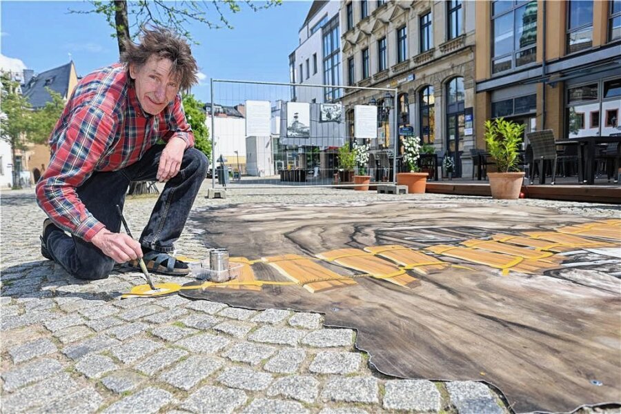 Weltbekannter Künstler verwandelt Zwickauer Kornmarkt in 3-D-Kunstwerk - Der Straßenmalerei-Künstler Manfred Stader malt den Eingang einer Grube aufs Pflaster des Zwickauer Kornmarkts. 