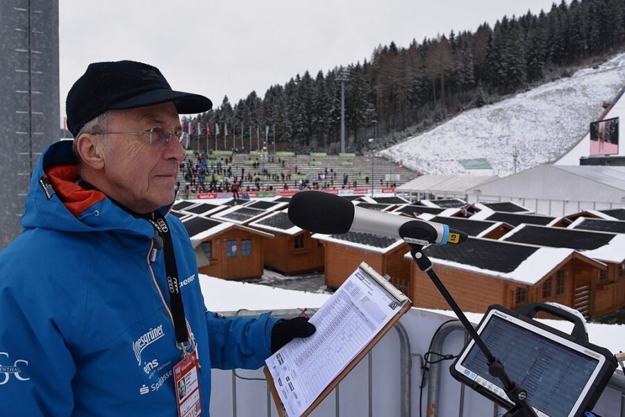 Der Klingenthaler Jochen Hendel war so etwas wie das Sprecher-Urgestein bei Wettkämpfen in der Vogtland-Arena. Mit 81 Jahren hat er nun endgültig das Mikrofon zur Seite gelegt.