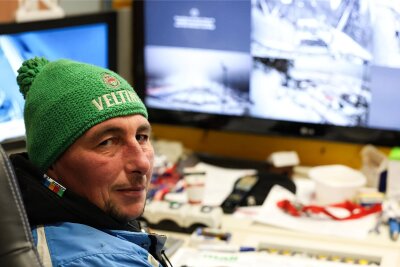 Weltcup in Klingenthal: Ohne ihn kommt kein Skispringer auf den Schanzenturm - Markus Reinert überwacht und bedient zum Weltcup-Wochenende den Aufzug zum Jury- und Schanzenturm.