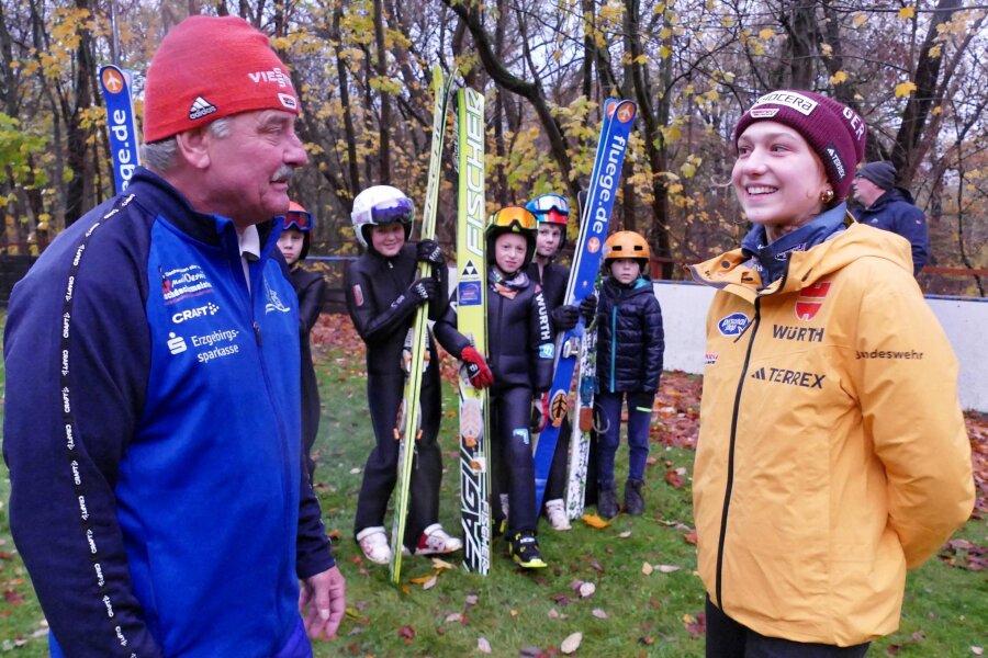 Weltcup-Starterin ist Vorbild für den Zschopauer Skisprung-Nachwuchs - Mit den Nachwuchssportlern des SV Nordisch/Alpine Zschopau freute sich auch Trainer Joachim Starke über den Besuch von Pia Lilian Kübler, die von allen nur Lilly genannt wird.